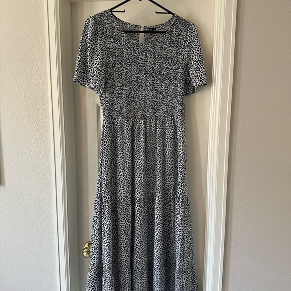 Mid length dress. Never worn. - Picture 3 of 3